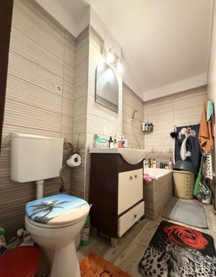 Proprietar vand apartament cu 3 camere, decomandat, situat la etajul 3 - 2