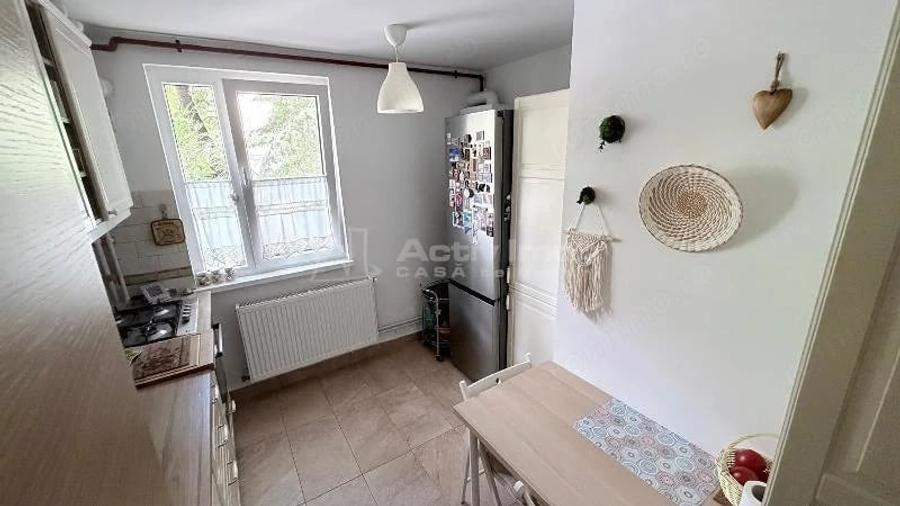 Apartament cu 4 camere decomandat în Drumul Taberei