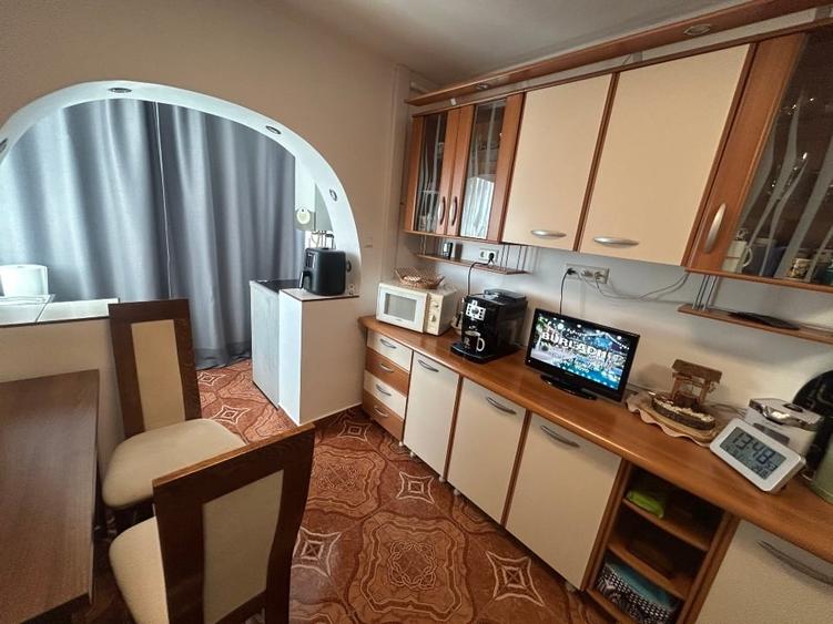 Apartament cu 3 camere decomandat, mobilat în Steaua