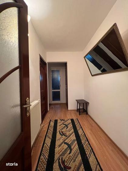 Ofer spre inchiriere apartament cu 3 camere, central, decomandat - 2