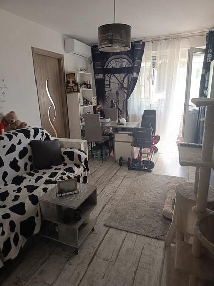 Apartament cu 4 camere semidecomandat în Obor