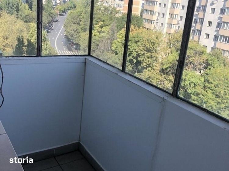 Apartament cu 3 camere semidecomandat în Tineretului