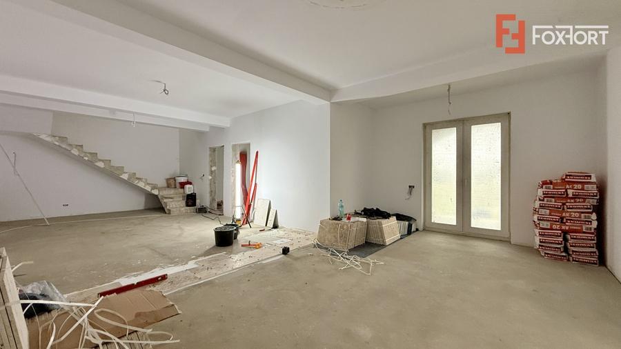 Casă individuală cu 7 camere cu Teren 670 Mp în Moșnița Nouă