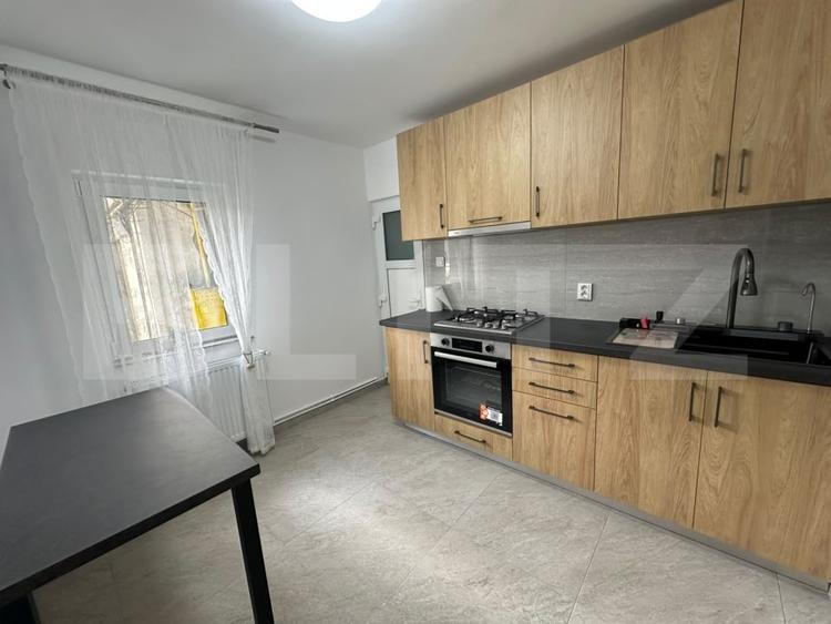 Apartament cu 3 camere decomandat, mobilat în Central