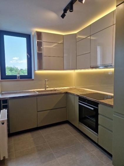 Apartament cu 3 camere semidecomandat, mobilat în Băneasa