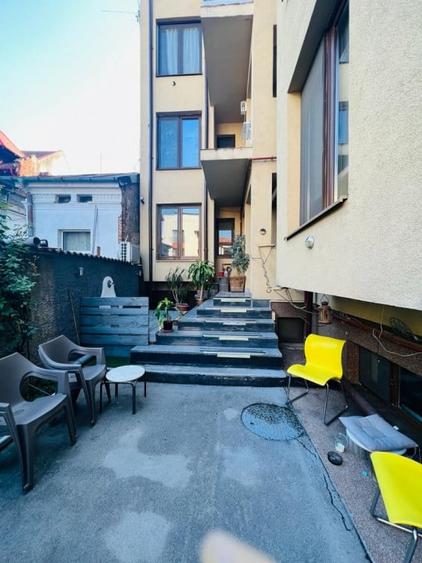 Apartament cu 4 camere semidecomandat, mobilat în P-ța Victoriei