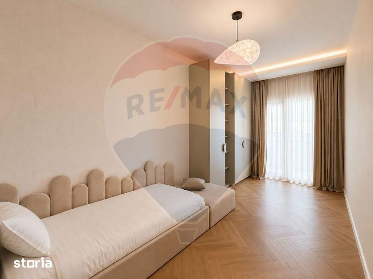 Casă cu 7 camere cu Teren 240 Mp în Sud