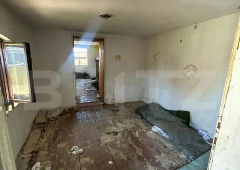 Teren ingradit si casa la rosu - 6