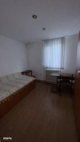 Casă cu 6 camere decomandat cu Teren 196 Mp în Sărărie