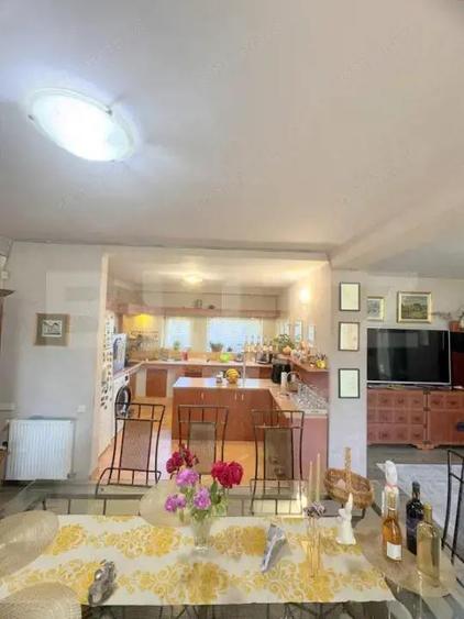 Cladire multifunctionala, pensiune plus casa, parcari private - 4