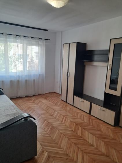 Apartament 3 camere etaj 1, strada Siretului - 1