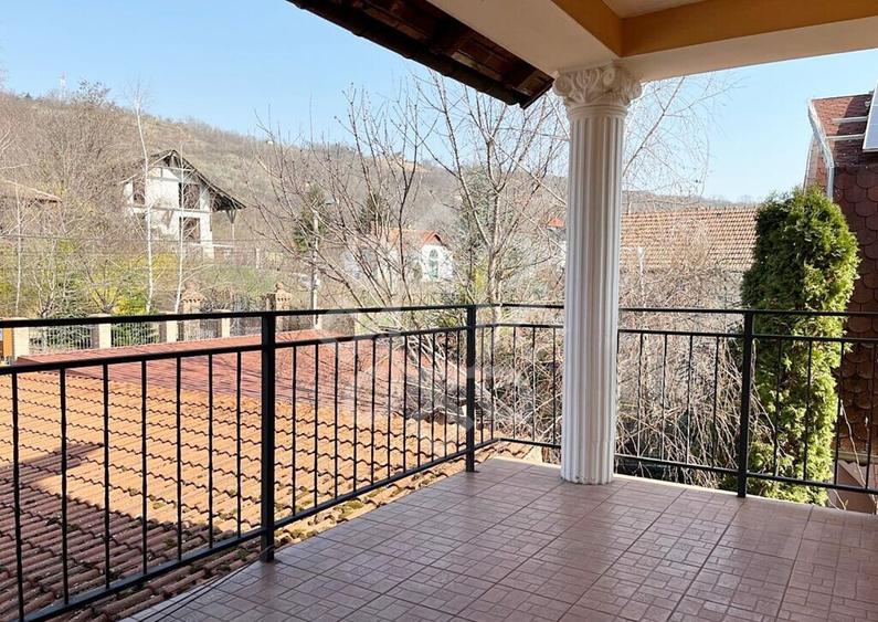 Vila pe Malul Crisului, strada Facliei Oradea - 12