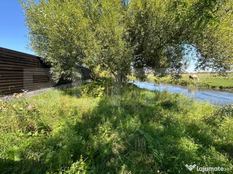 Teren ingradit si casa la rosu - 5