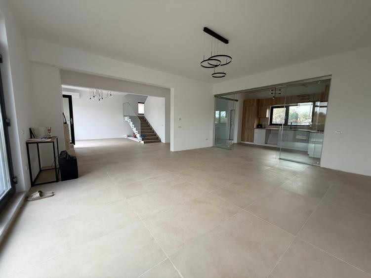 Vilă contemporană , finalizată în 2024, situată pe o stradă privată. - 4