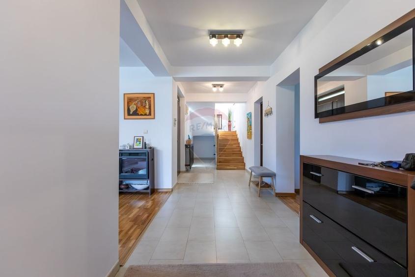 Vilă cu 7 camere de vânzare în zona Centrală Orașul  BUHUȘI - 10