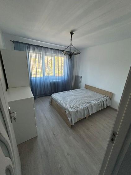 Inchiriez apt 3 camere zona Podgoria etaj 1 - 3