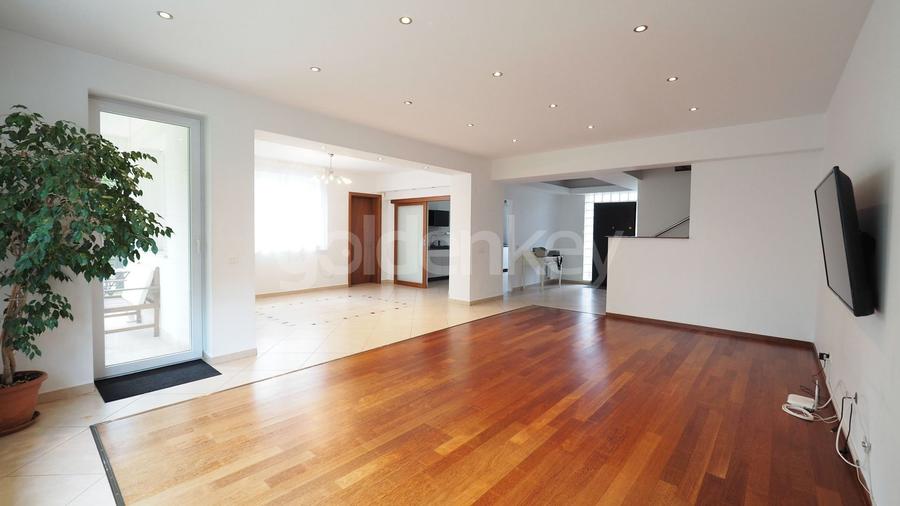 Vila cocheta in cartier rezidential cu piscina comuna, garaj - 4