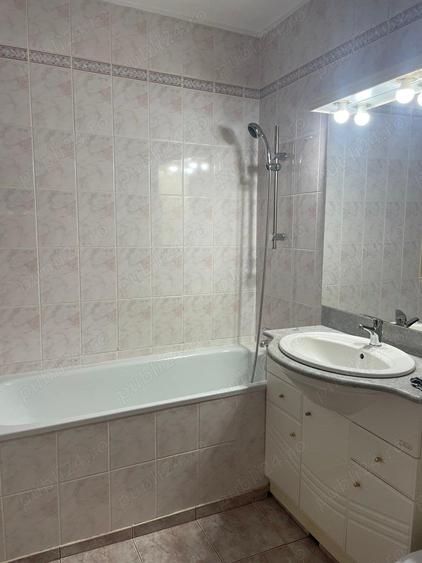 Florilor,3 camere semidecomandat, etaj 4, dormitor,2 bai, balcon, apart. mobilat si utilat,300 euro - 2