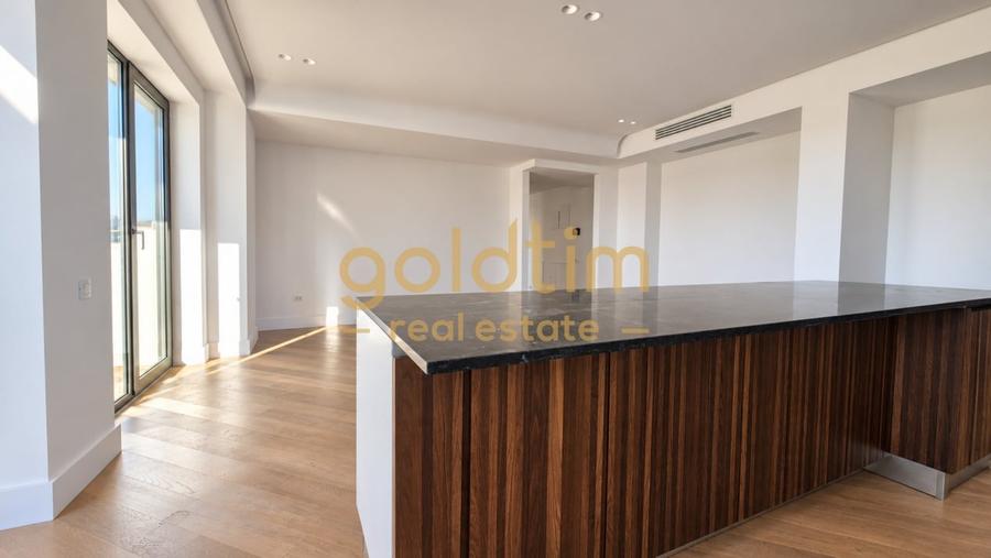 Apartament cu 4 camere semidecomandat, mobilat în Iancu Nicolae
