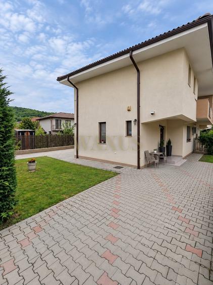 Duplex cu 4 camere cu Teren 258 Mp în Florești