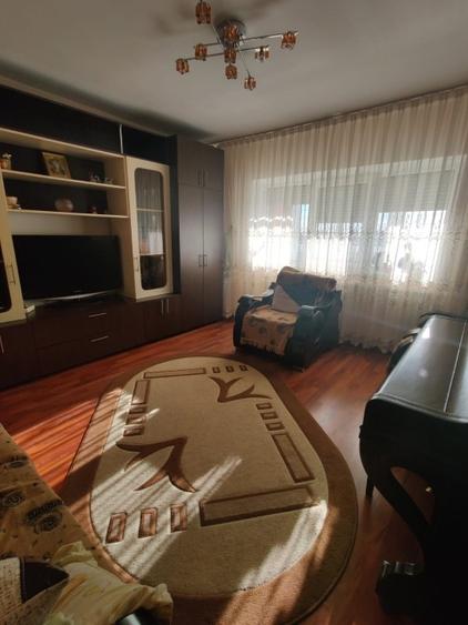 Apartament cu 3 camere decomandat, mobilat în Micro 4