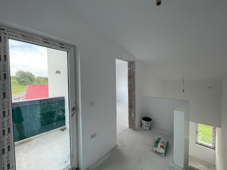 Duplex cu 3 camere cu Canalizare în Plopi