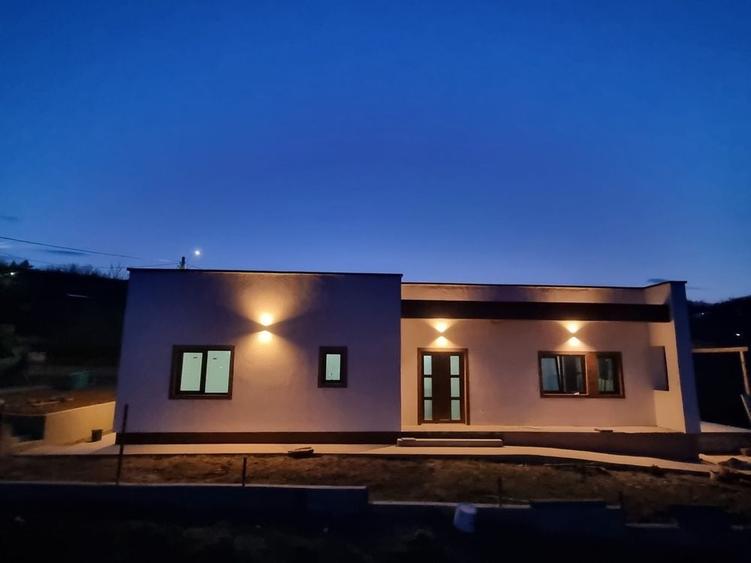 Casă cu 4 camere decomandat în Tomești