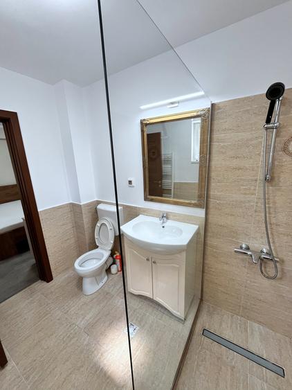 Apartament cu 3 camere semidecomandat în Florești