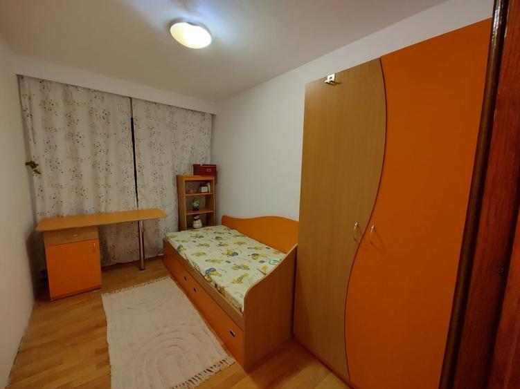 Apartament cu 3 camere decomandat, mobilat în Central