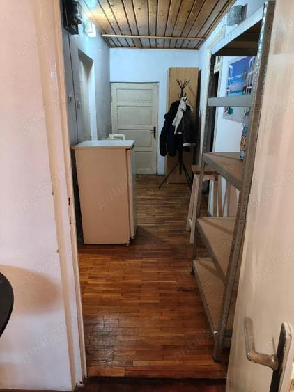 Garsonieră decomandată în Micul Dallas
