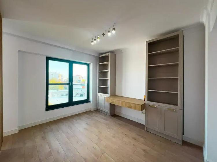 Penthouse cu 4 camere decomandat, mobilat în Timpuri Noi