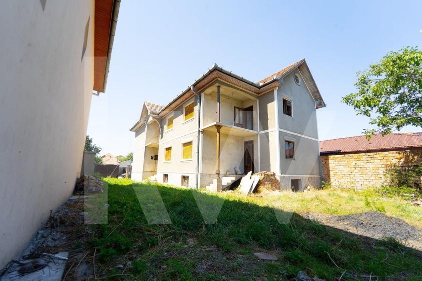 Casă individuală cu 8 camere cu Teren 812 Mp în Central