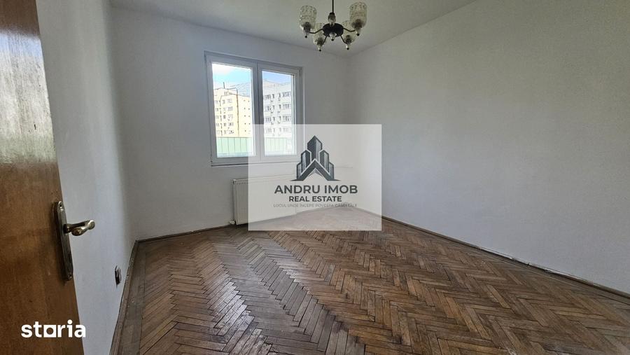 Apartament cu 3 camere decomandat în Vitan