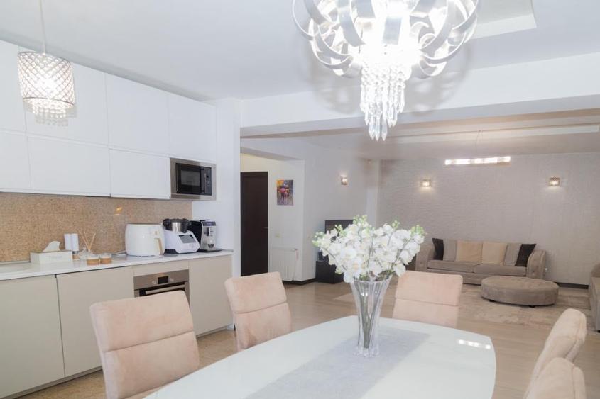 Apartament cu 3 camere decomandat, mobilat în Străulești