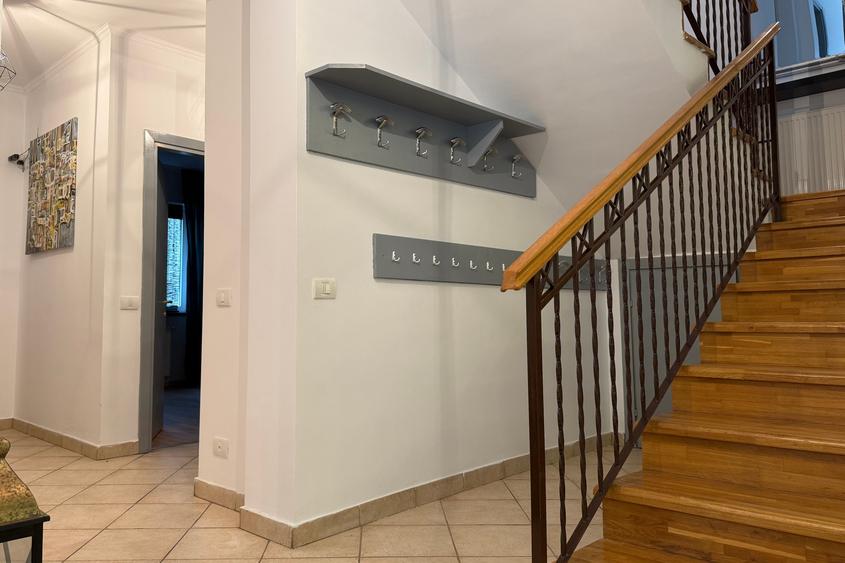 Casă cu 6 camere cu Garaj în Pipera