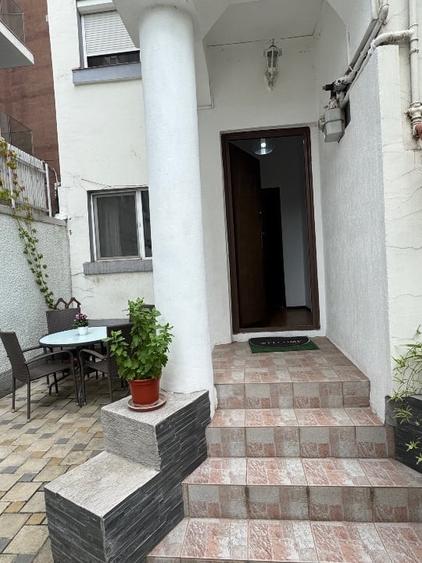 Apartament cu 3 camere semidecomandat, mobilat în Decebal