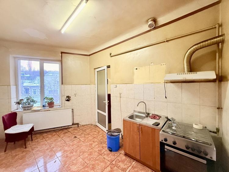 Apartament cu 3 camere decomandat în Parcul Carol