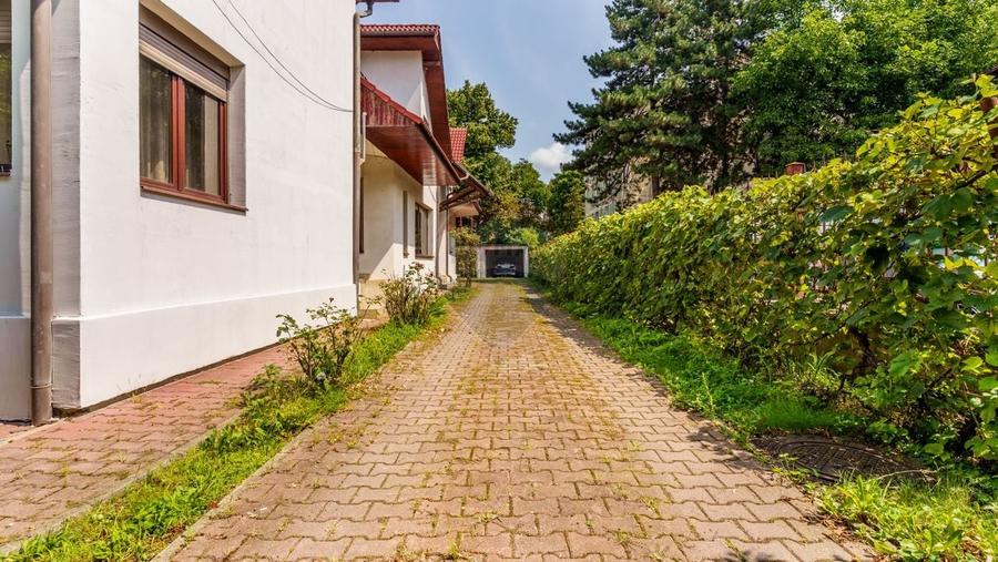 Casă individuală cu 8 camere cu Teren 633 Mp în Gheorgheni