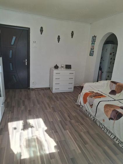 Apartament cu 2 camere semidecomandat în Tei