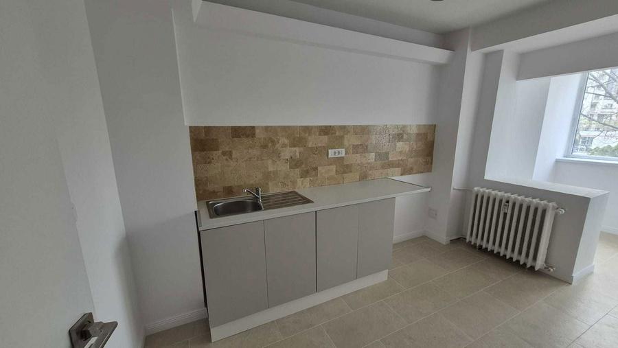 Ultracentral, Bulevardul Decebal - Apartament cu 3 camere spatioase, renovat, ideal pentru firme - 4