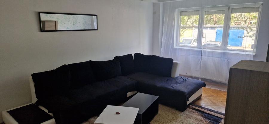 Inchiriez apartament 3 camere decomandat - 1