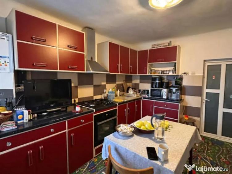 Casa de vanzare in zona Bratianu 4 camere, teren 200 - 2