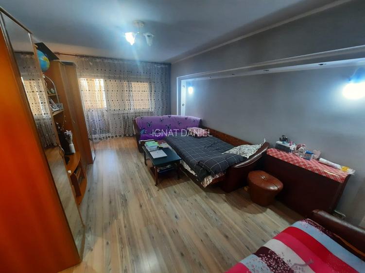 Apartament cu 2 camere decomandat 3/8, zona Nicolina