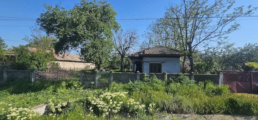 Vand casa cu teren de 3300 m2 - 1