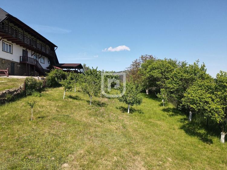 Casa bătrânească cu foișor și teren - 6
