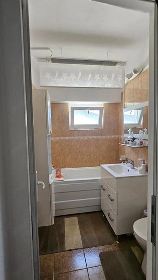 Apartament cu 3 camere decomandat, mobilat în Central