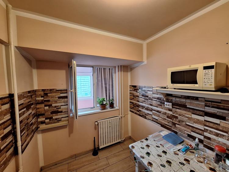 Apartament cu 3 camere decomandat în Colentina