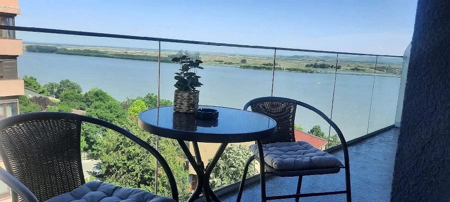 Apartament cu 3 camere decomandat în Faleză