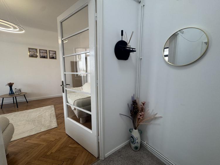 Apartament cu 3 camere semidecomandat în Rosetti