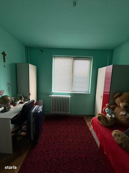 Apartament cu 3 camere decomandat în Girocului